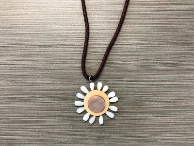 N-108 Shell Flower w/ M/O.P. Pendant Necklace