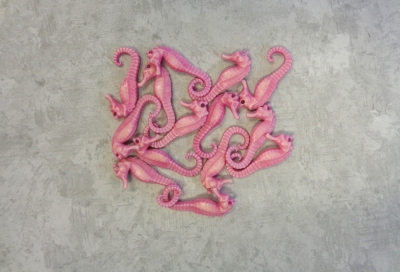7021 - Plastic Seahorse 1.125x.5" - Pink