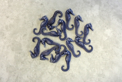 7023 - Plastic Seahorse 1.125x.5" - Dark Blue